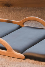 Încărcați o imagine în vizualizatorul galeriei: NOHRD Elasko - bancă de întindere, lemn de stejar, piele sintetică