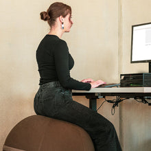 Încărcați o imagine în vizualizatorul galeriei: NOHRD HedgeHock - Scaun din nuc