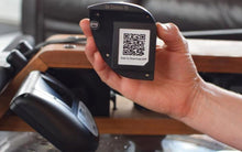 Încărcați o imagine în vizualizatorul galeriei: Accesoriu inteligent WaterRower ComModule cu suport pentru telefon
